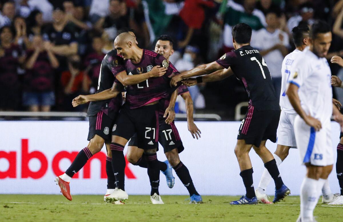 El mexicano Luis Rodríguez es felicitado tras anotar un gol en su partido del Grupo A de la Copa de Oro contra El Salvador.