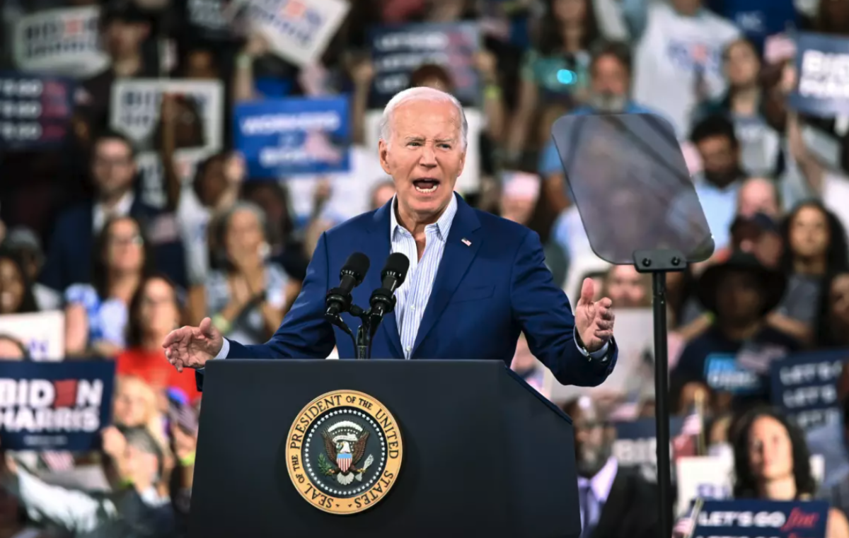 El presidente Biden habla en un mitin de campaña 