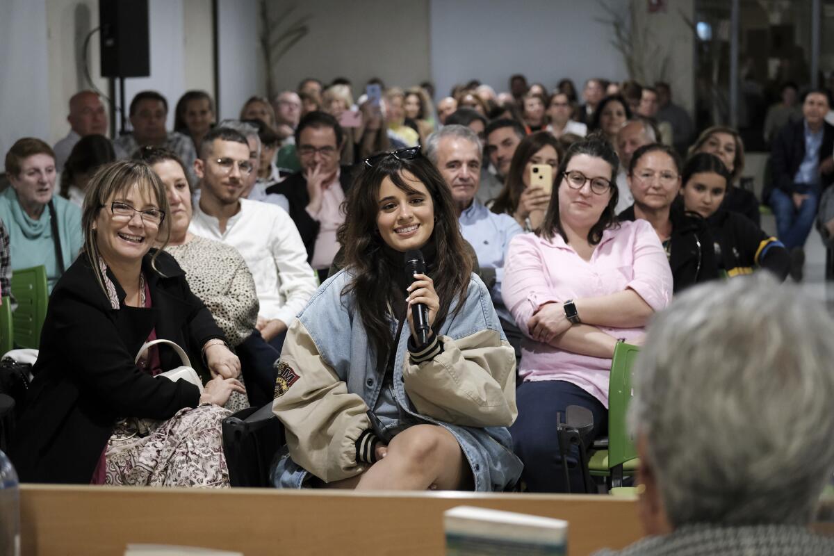 Camila Cabello sonríe durante un evento para presentar la novela debut de su abuela en Málaga, España.