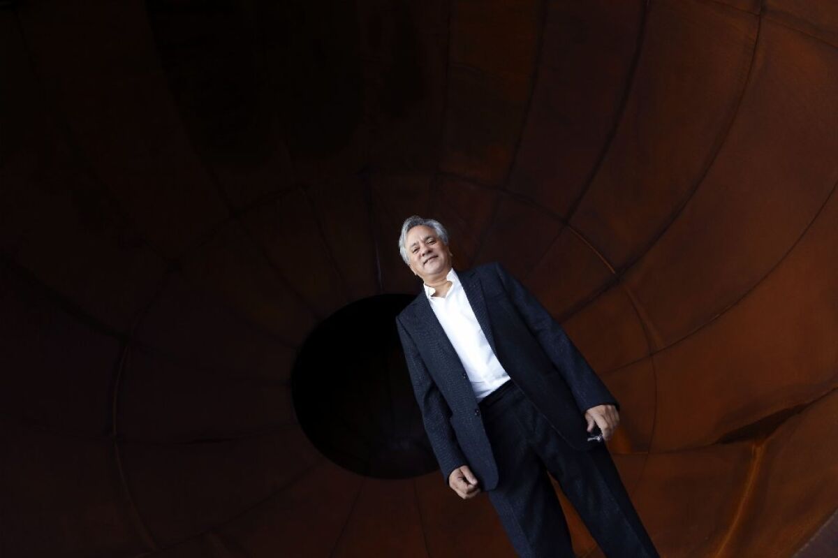 Sculptor Anish Kapoor has created a "Gangnam Style" video to show his support for Chinese artist Ai Weiwei.