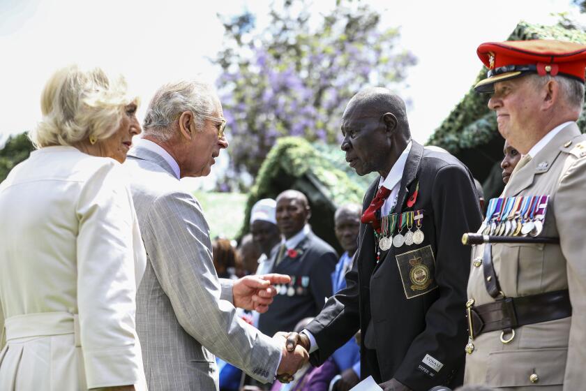 Carlos III se reúne con familiares de luchadores anticoloniales de Kenia