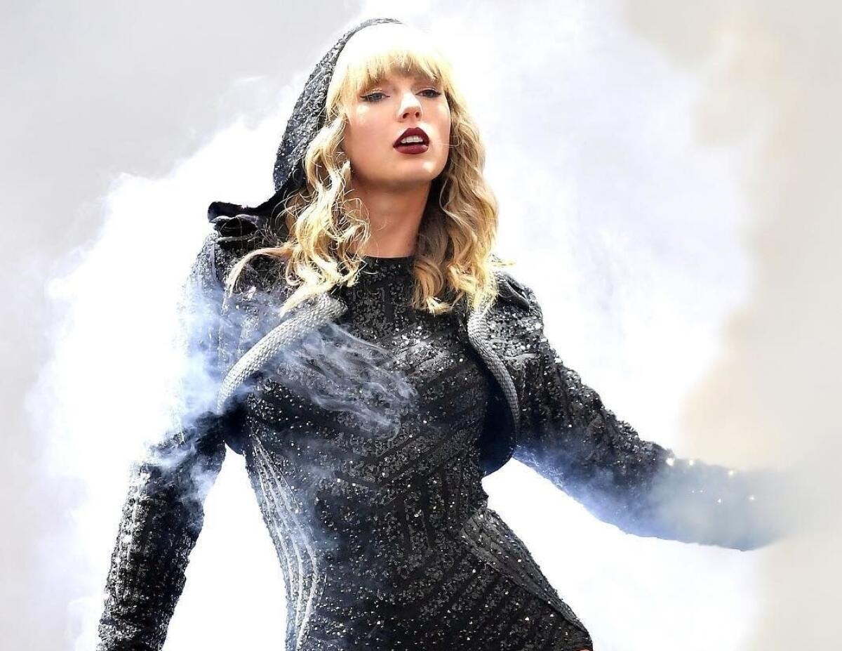 La cantante Taylor Swift, quien ya lanzó cuatro de las canciones, confirmó su colaboración con la banda de country Dixie Chicks.