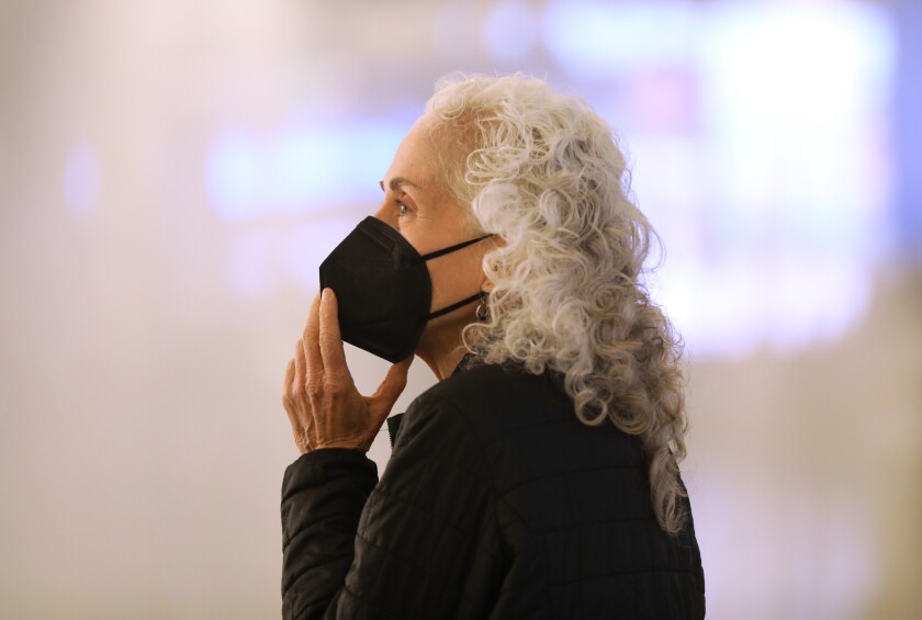 Barbara Ferrer, directrice du département de la santé du comté de LA, sur un site de test rapide COVID-19 gratuit à Los Angeles.