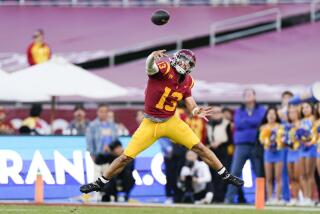 ARCHIVO - Foto del 18 de noviembre del 2023, el quarterback del Sur de California Caleb Williams lanza un pase durante el juego ante UCLA. (AP Foto/Ryan Sun, Archivo)