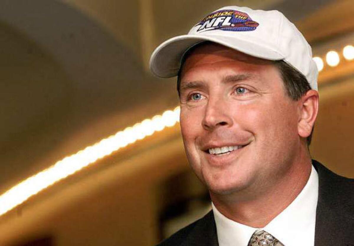 Dan Marino says he would be more than happy to talk to Peyton Manning about playing for the Dolphins.