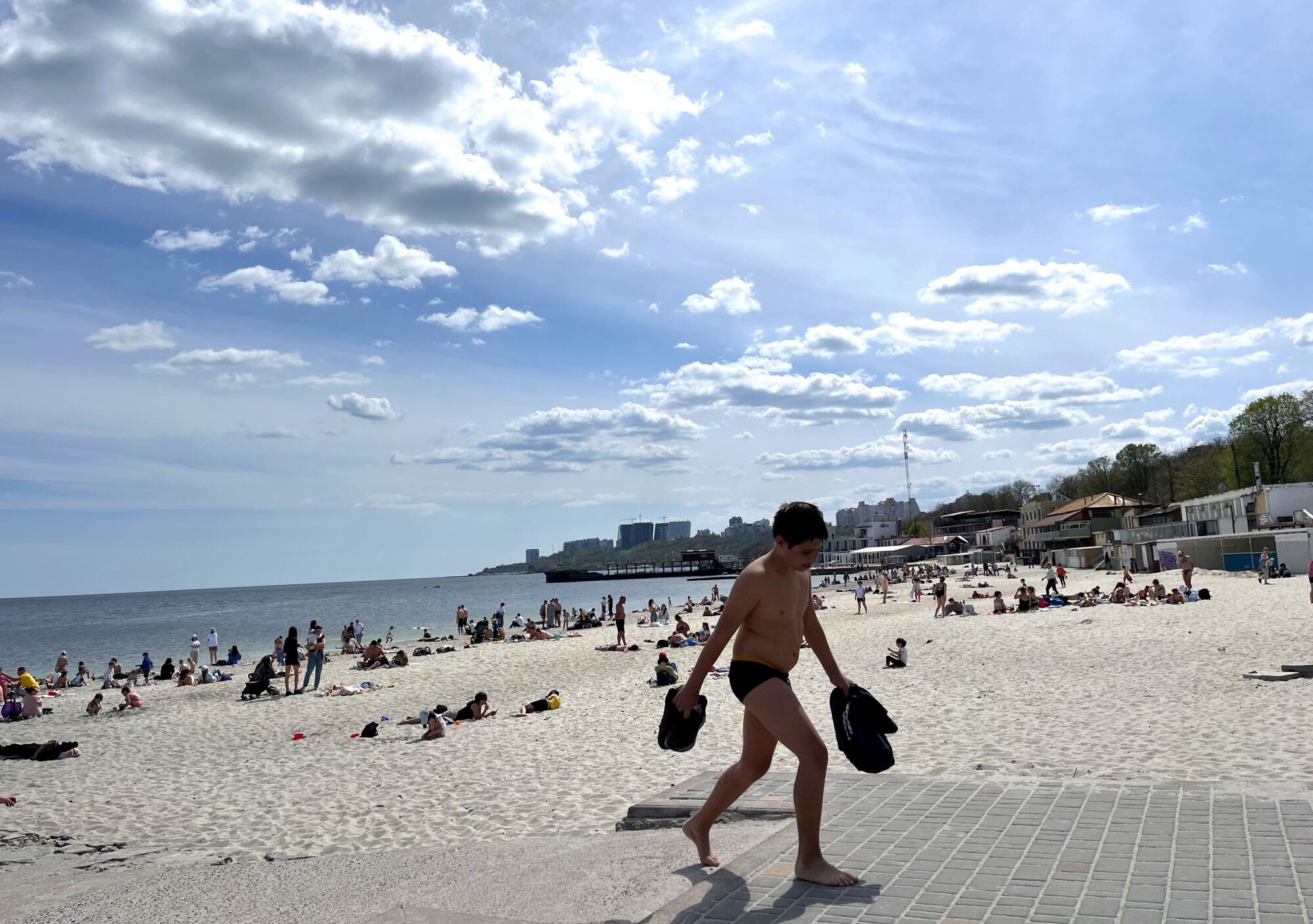 日光浴者涌向敖德萨市的海滩。 