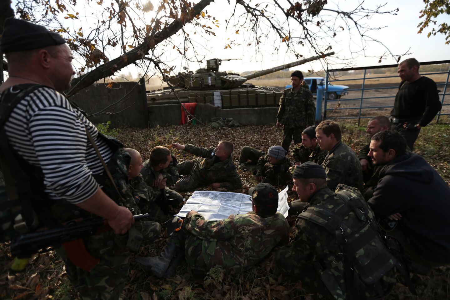 Government forces discuss an operation to deliver supplies and ammo to the Donetsk airport.