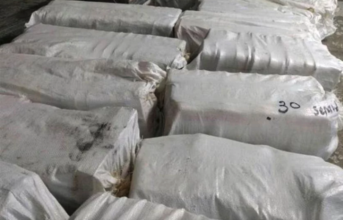 paquetes de sustancias con las características propias de las drogas sintéticas conocidas como heroína y crystal