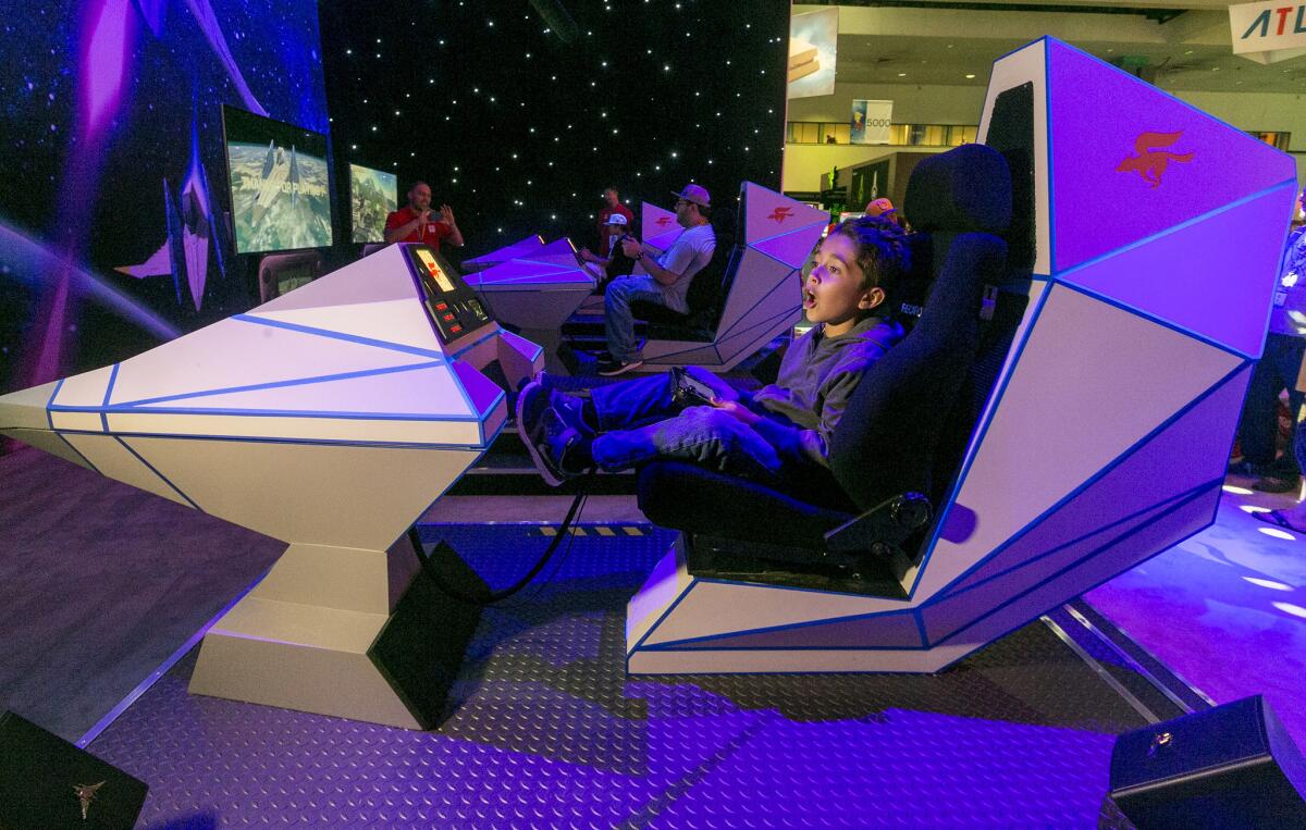 El actor Nicholas Bechtel, de 10 años, juega al juego de Nintendo Star Fox Zero en la feria E3 de videojuegos en el Centro de Convenciones de Los Ángeles, el 16 de junio de 2015. (AP Foto/Damian Dovarganes)