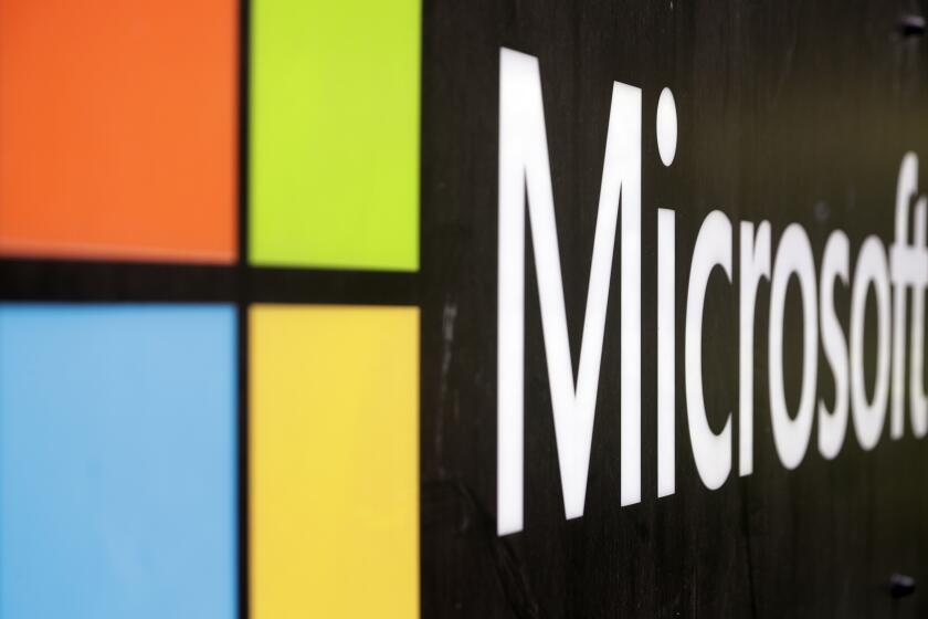 ARCHIVO - En esta foto del 3 de febrero del 2021, el logo de Microsof es visto en sus oficinas en Sydney, Australia. Microsoft dice que corrigió una falla en su plataforma de computación en la nube que expertos en ciberseguridad advierten pudo haberles permitido a hackers tomar control de un producto de base de datos usado por muchas compañías grandes. (AP Foto/Rick Rycroft)