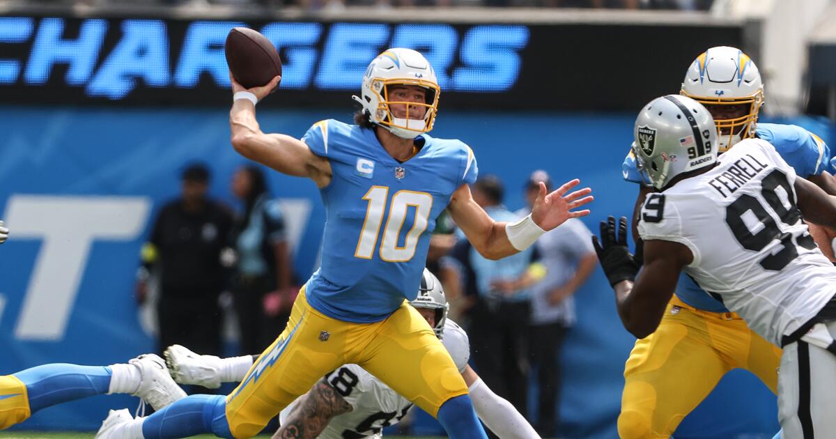 Justin Herbert thriving as rookie QB for Chargers, Raiders News