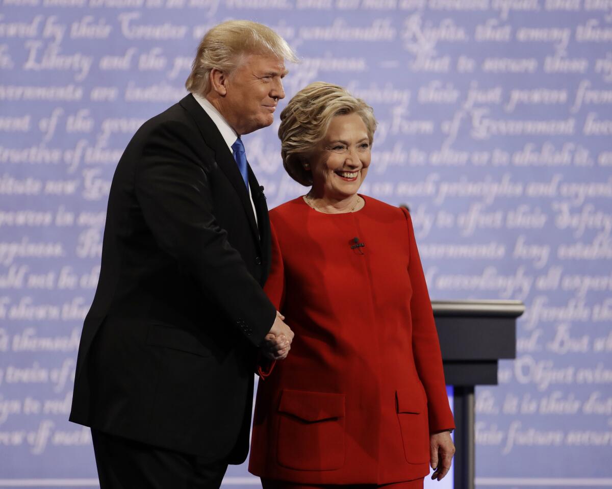 La candidata presidencial demócrata Hillary Clinton estrecha la mano de su rival republicano Donald Trump durante el debate rumbo a la Casa Blanca en la Universidad Hofstra en Hempstead, Nueva York, el lunes 26 de septiembre de 2016. (AP Foto/Julio Cortez)