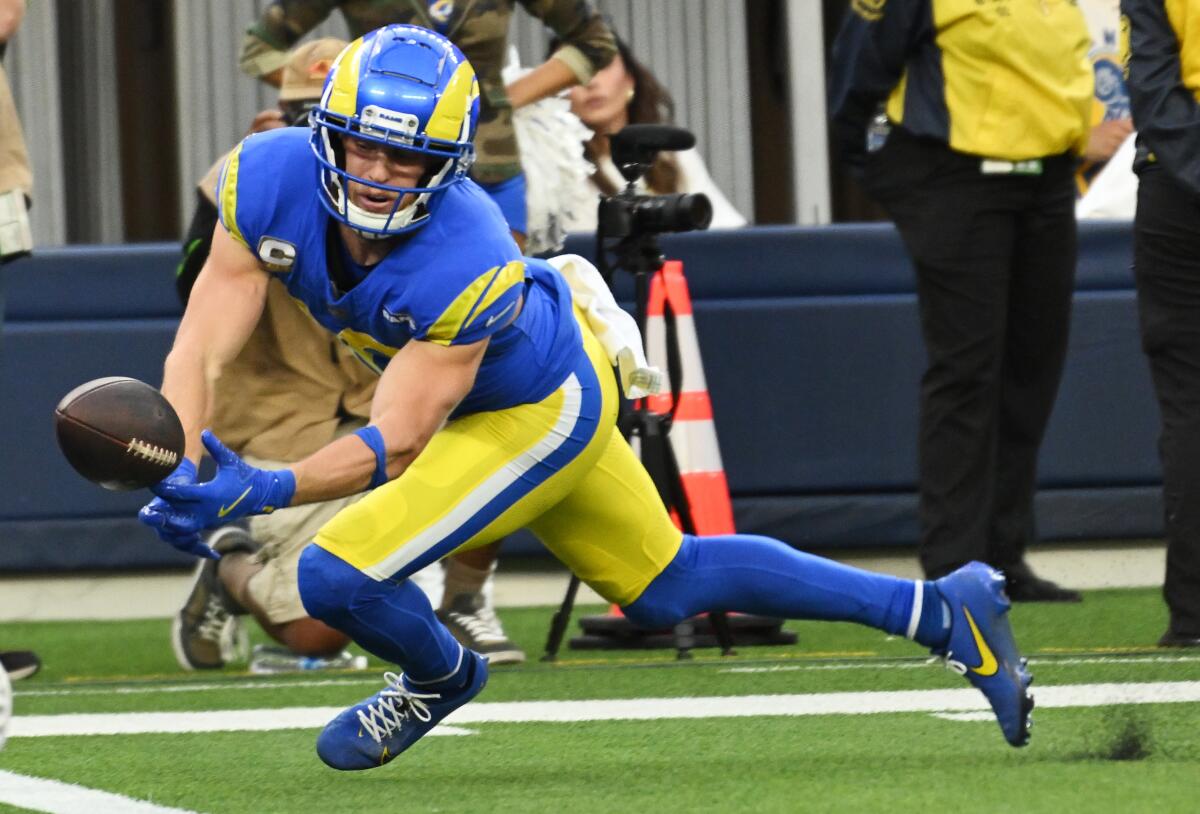 Rams'ın geniş alıcısı Cooper Kupp, ilk yarıda Seattle'a karşı pas yakalamaya çalışıyor.
