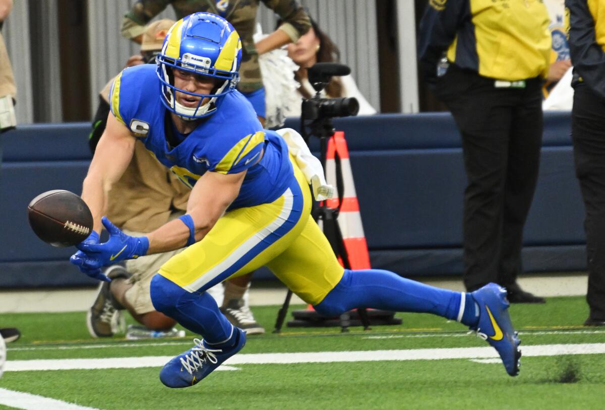 Le receveur des Rams Cooper Kupp tente d'attraper une passe contre Seattle en première mi-temps. 