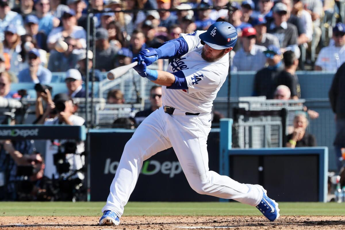 Max Muncy hits a solo home run for the Dodgers in Game 2 of the NLCS against the Mets on Monday.