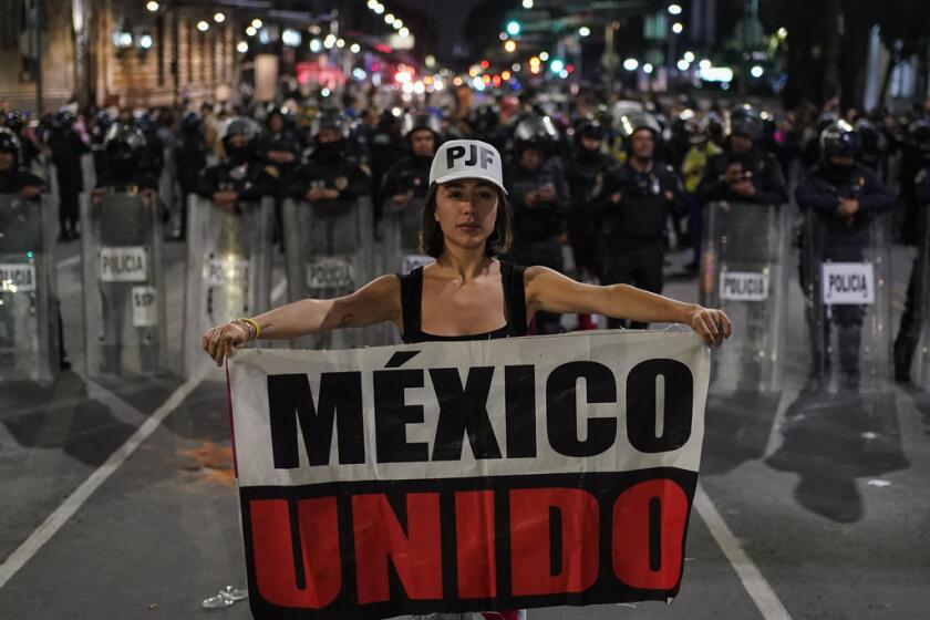 Manifestantes interrumpen una sesión 