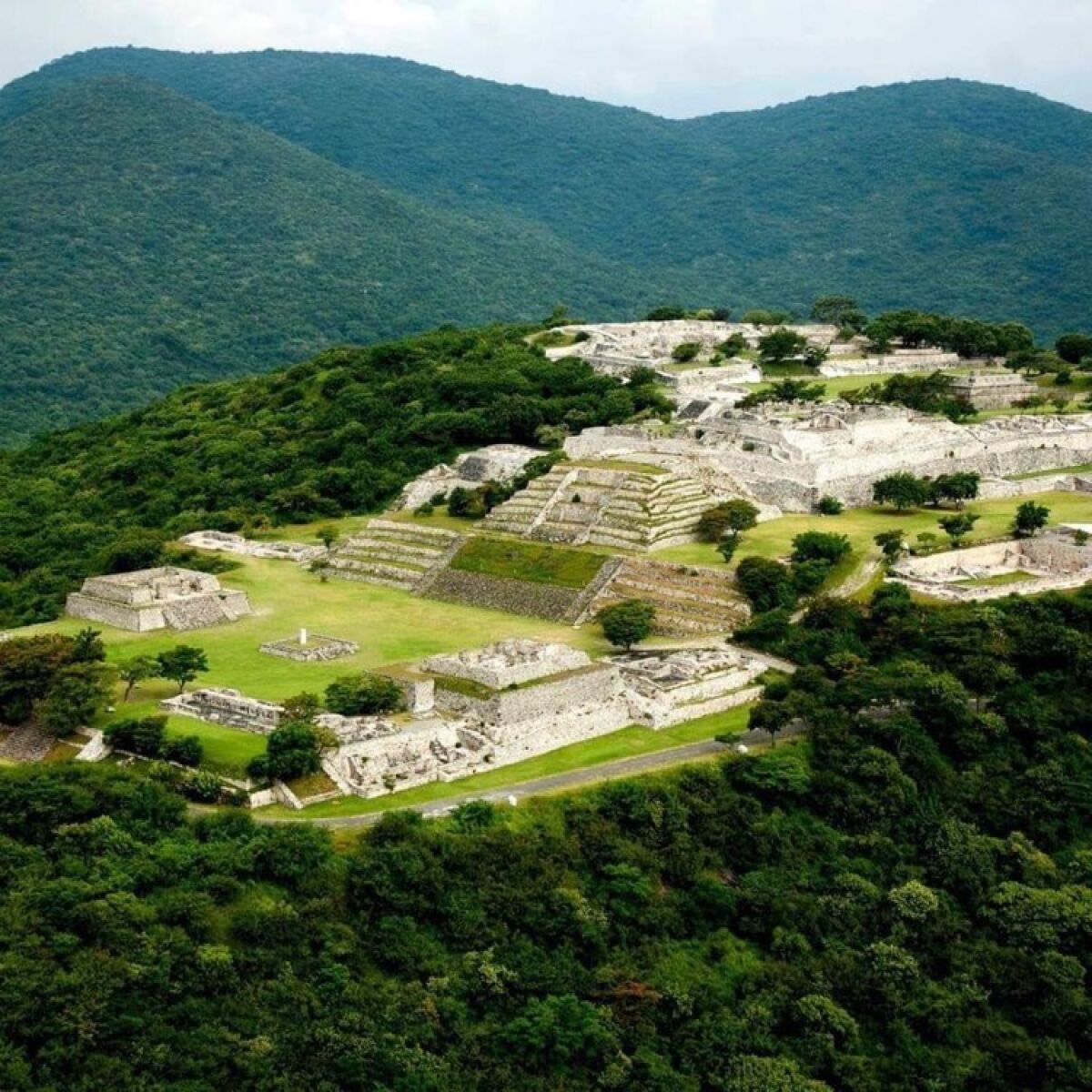 En Xochicalco, hoy estado de Morelos, Mexico, convivían de manera permanente mayas