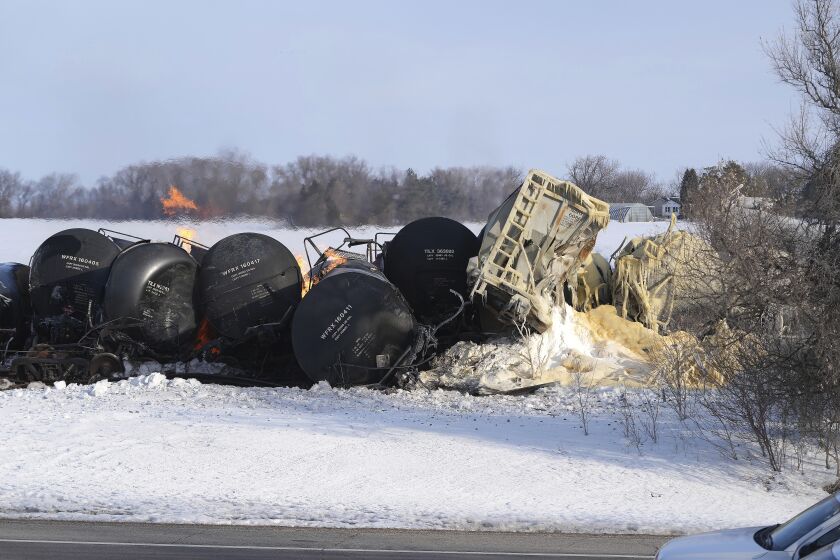Vagones descarrilados de la empresa BNSF en Raymond, Minnesota, el jueves 30 de marzo de 2023. (David Joles/Star Tribune vía AP)
