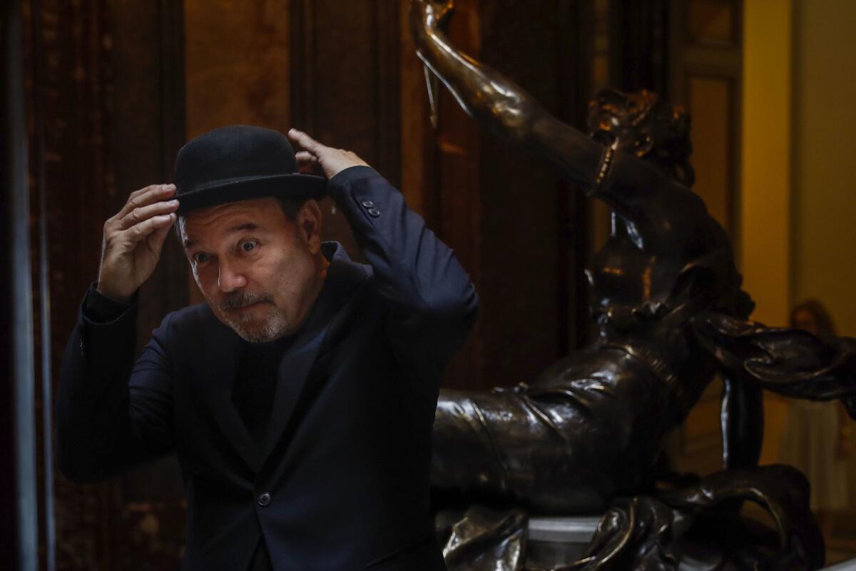 El artista panameño Rubén Blades posa antes de la rueda de prensa ofrecida en Madrid para presentar su gira "Caminando, Adiós y Gracias" con la que se despide de la salsa.