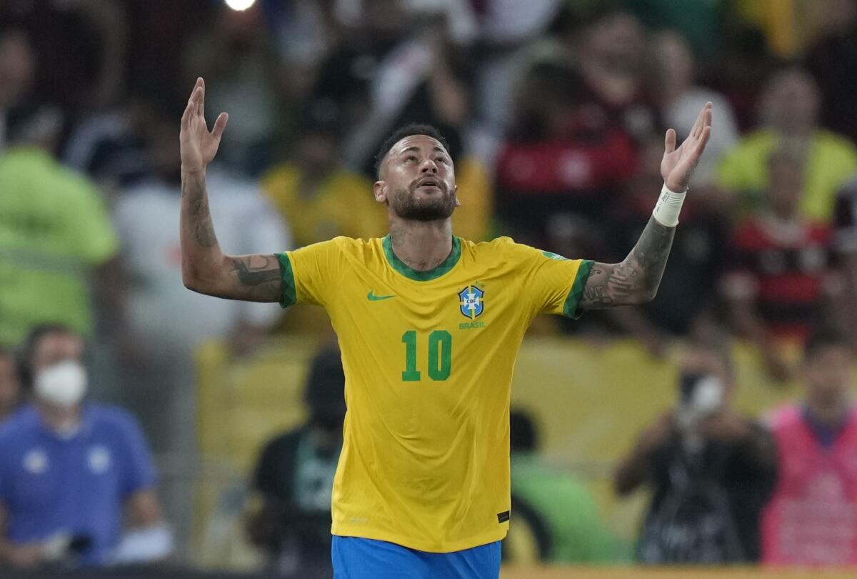 ARCHIVO - El delantero brasileño Neymar celebra tras marcar un gol de penal contra Chile 