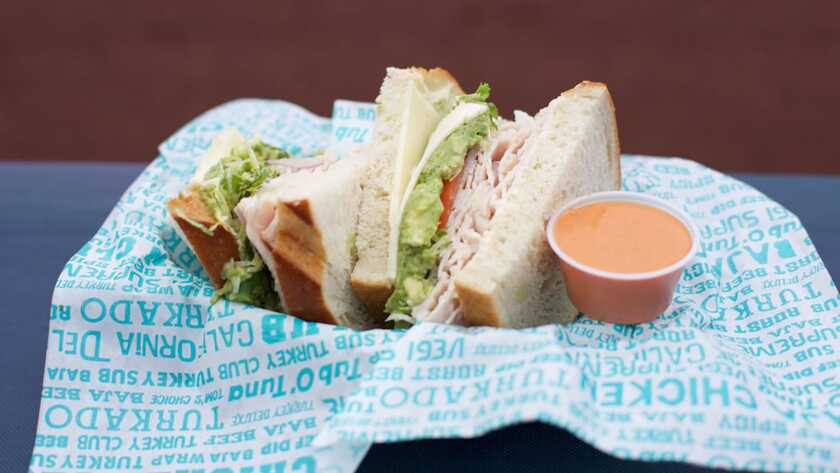 El sándwich Turkado con salsa secreta en Board & Brew en Petco Park.