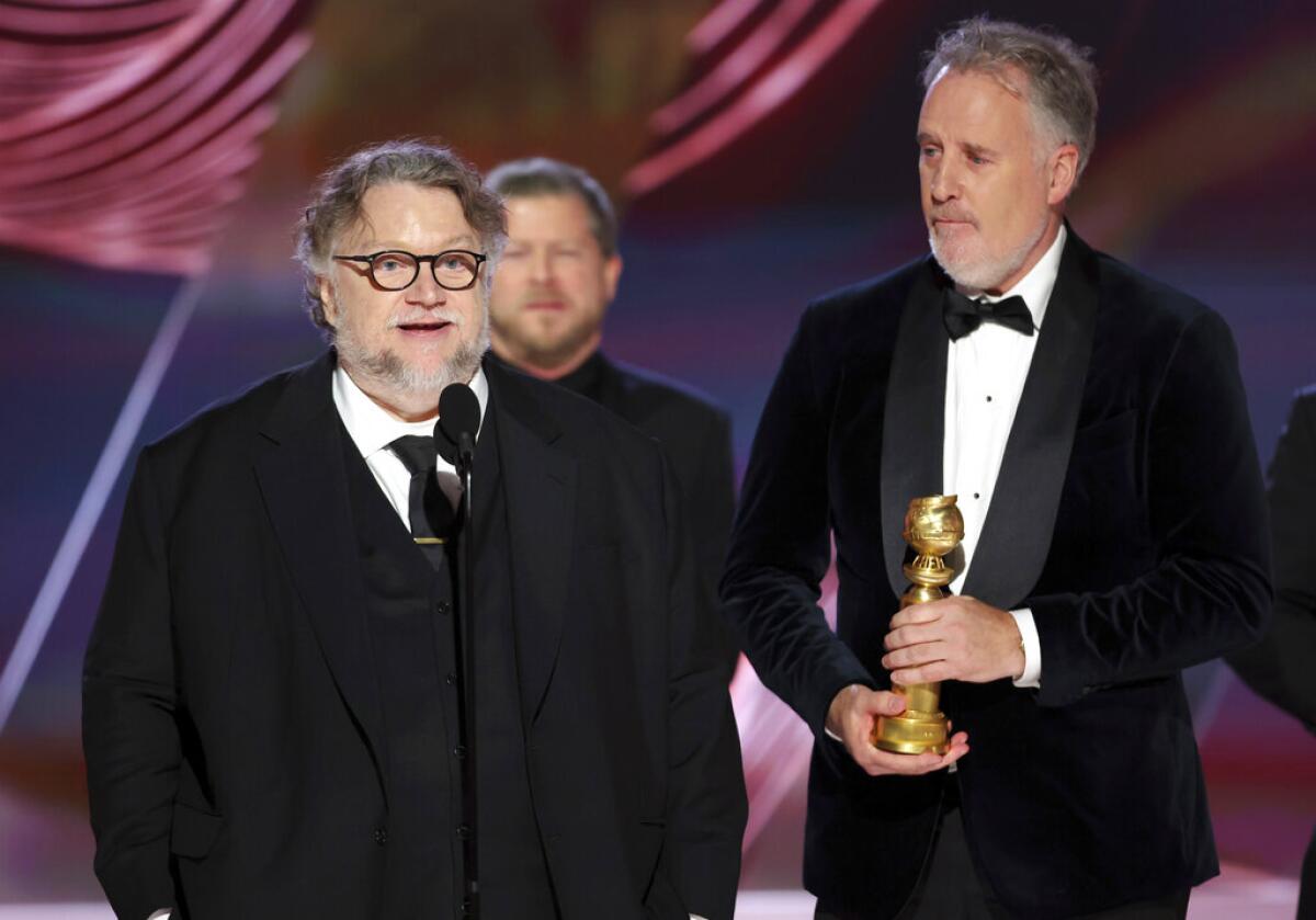 En esta imagen proporcionada por NBC, Guillermo del Toro, izquierda, y Mark Gustafson 
