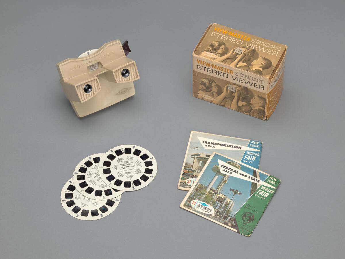 An overhead picture shows a plastic stereoscopic viewer along with its box and several slides