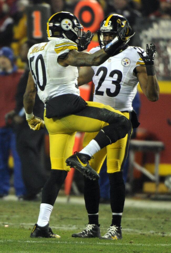 DK119. Kansas City (United States), 15/01/2017.- Pittsburgh Steelers inside linebacker Ryan Shazier (L) celebrates his Kansas City Chiefs Alex Smith interception with teammate free safety Mike Mitchell (R) in the first half of their AFC Divisional playoff game at Arrowhead Stadium in Kansas City, Kansas, USA, 15 January 2017. (Fútbol, Estados Unidos) EFE/EPA/DAVE KAUP ** Usable by HOY and SD Only **