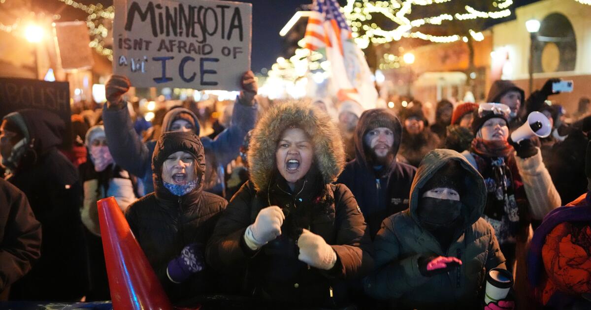 Do silêncio arrepiante à dor furiosa, as horas numa rua de Minneapolis onde agentes mataram um homem Do silêncio arrepiante à dor furiosa, as horas numa rua de Minneapolis onde agentes mataram um homem