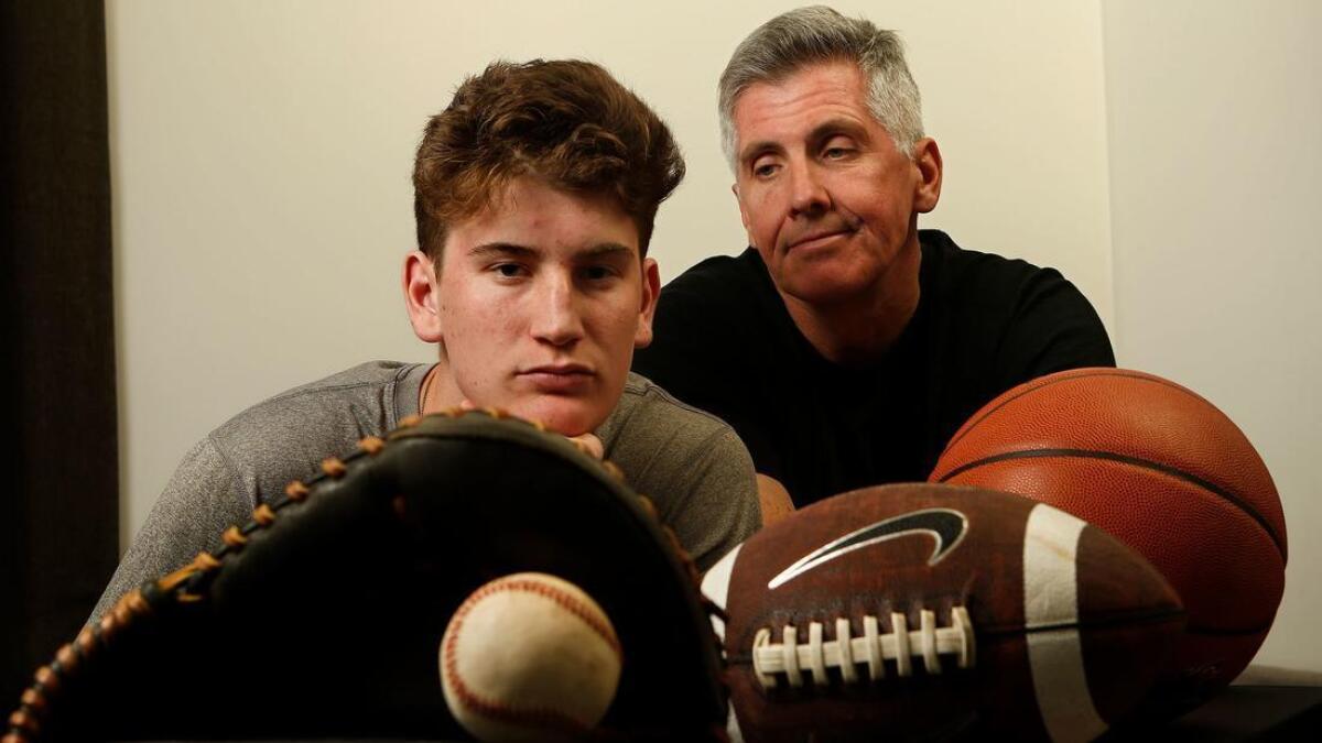 Aidan Cullen -en la imagen junto a su padre, Mark- era un triatleta de niño, pero fue diagnosticado con un trastorno neurológico llamado Síndrome de Dolor Central. Aún juega béisbol en Windward.