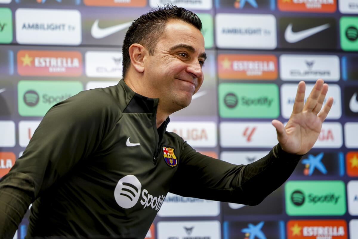 El técnico del Barcelona, Xavi Hernández hace un gesto a los reporteros 