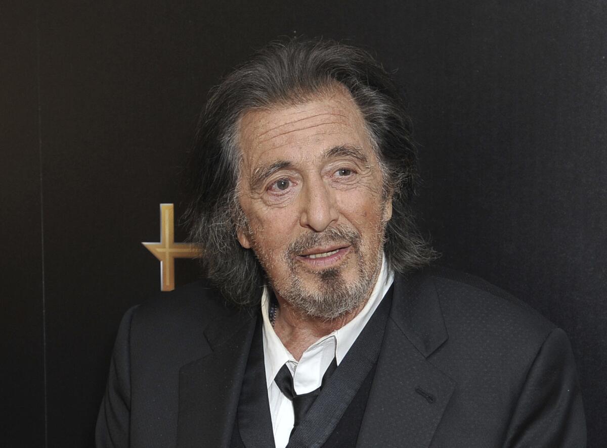 ARCHIVO - Al Pacino, ganador del premio mejor actor de reparto por "The Irishman", posa tras bambalinas 
