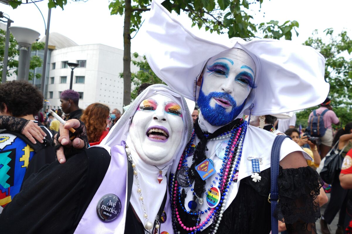 Miembros de las Hermanas de la Perpetua Indulgencia asisten a un acto del Orgullo Gay en París en junio de 2021