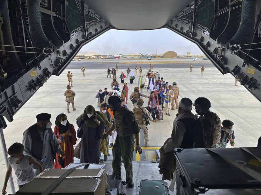Americans face Taliban, chaos as they flee Afghanistan - Los Angeles Times