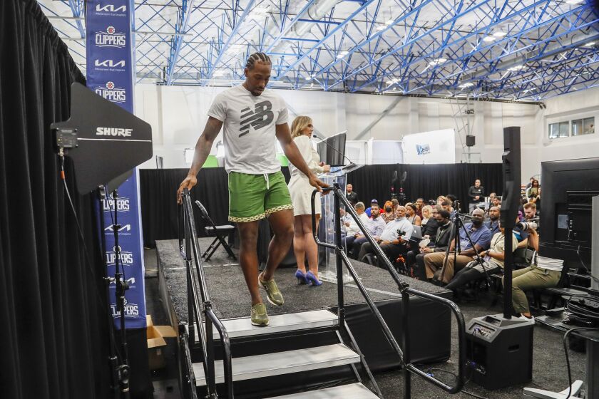 Los Angeles, CA, Monday, September 26, 2022 Kawhi Leonard leaves the stage after a media day press conference for the LA Clippers at the Honey Training Center. (Robert Gauthier/Los Angeles Times)
