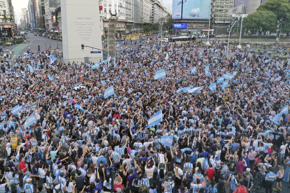 Miles de aficionados celebran en el Obelisco en Buenos Aires, Argentina el pase de la selección a los octavos