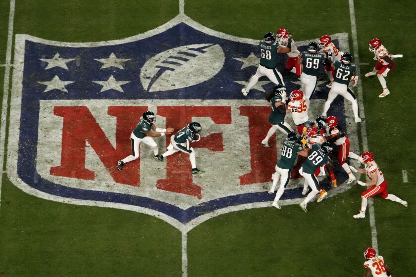 El quarterback Jalen Hurts (izquierda) de los Eagles de Filadelfia entrega el balón al running backKenneth Gainwell (14) durante el Super Bowl 57, el domingo 12 de febrero de 2023, en Glendale, Arizona. (AP Foto/David J. Phillip)