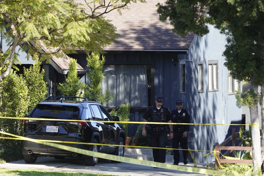 Investigadores de la policía salen de una escena de crimen en una casa de Inglewood, California
