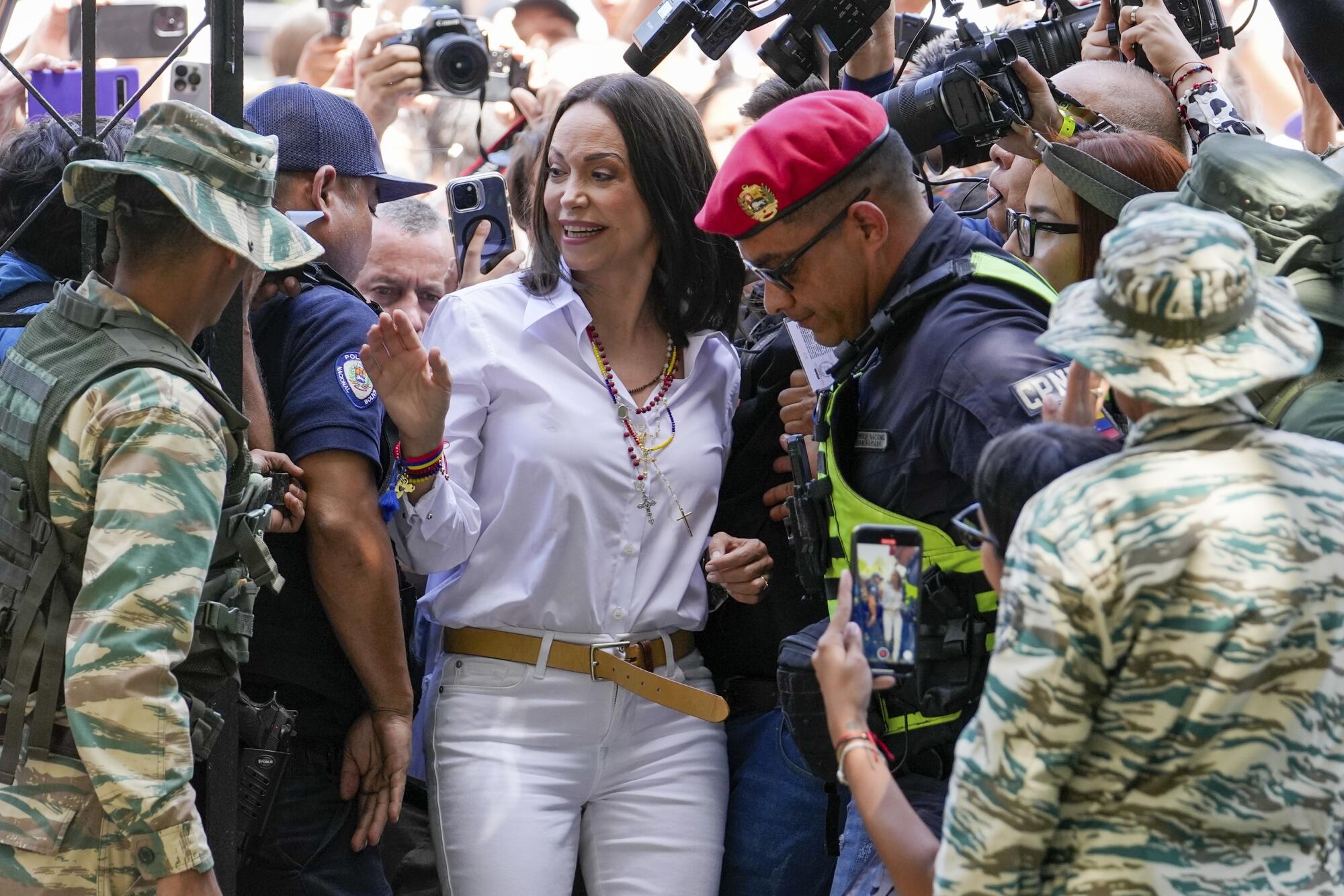 La líder opositora María Corina Machado llega a votar en las elecciones presidenciales 