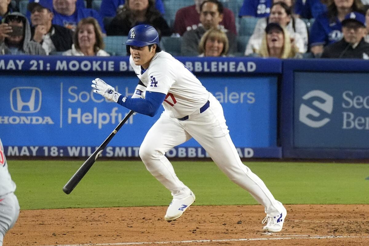 El japonés Shohei Ohtani avanza a la inicial tras conectar una roleta ante los Rojos 