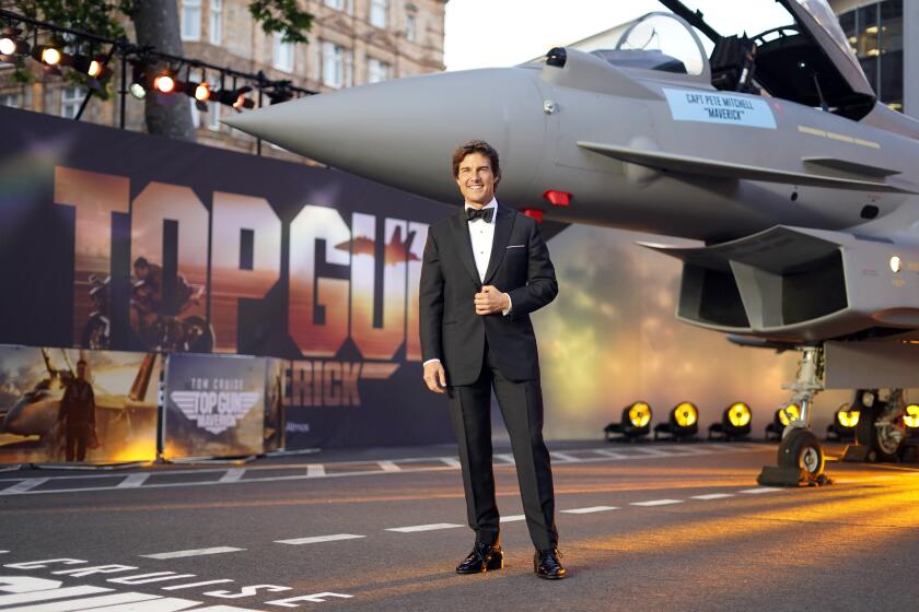 Tom Cruise posa para la prensa durante el estreno británico de "Top Gun Maverick", en Londres, el jueves 19 de mayo de 2022. (Foto AP/Alberto Pezzali)