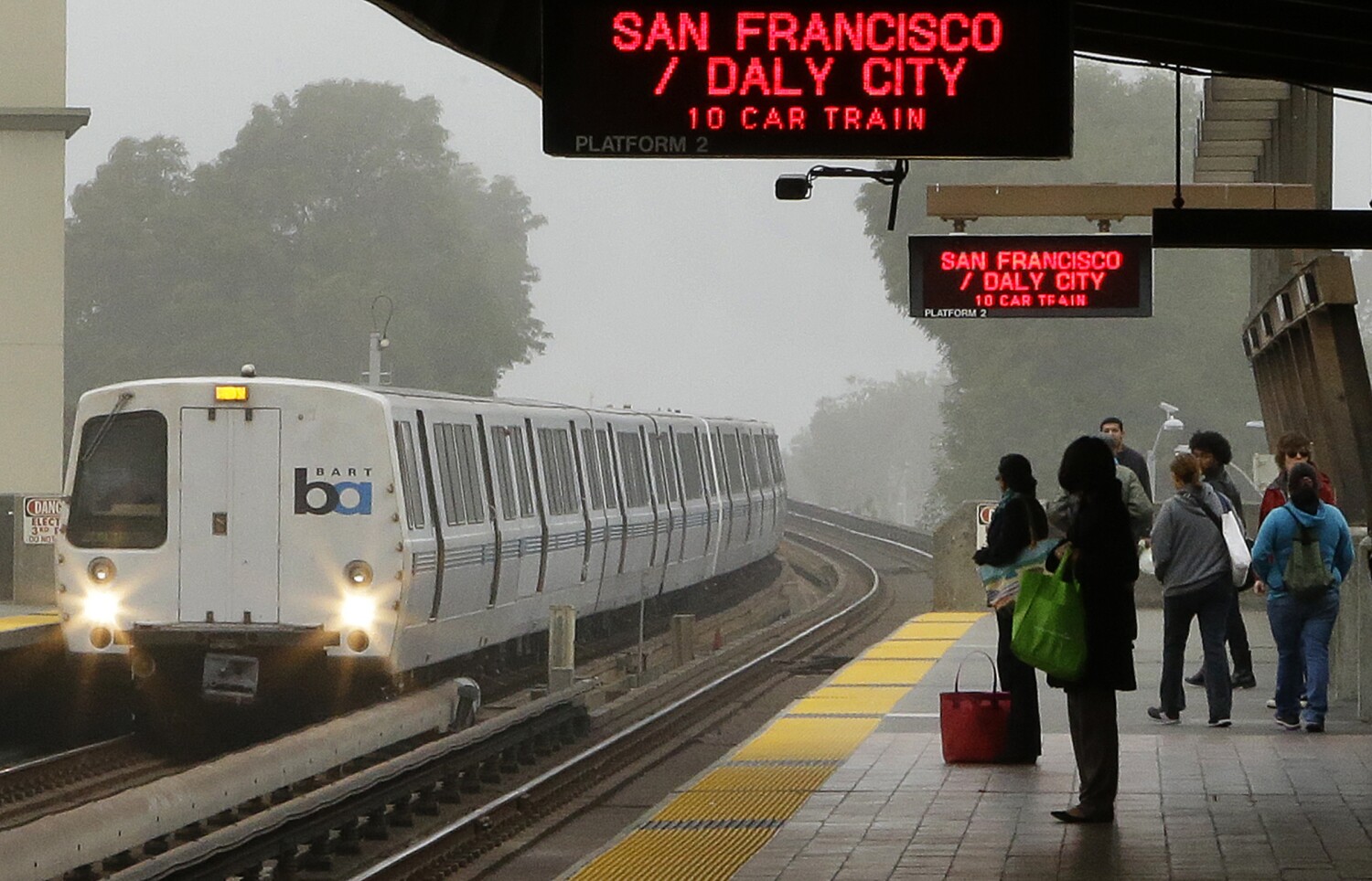 Man injured in shooting on BART train in Oakland