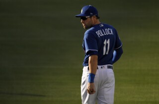 A.J. Pollock, de los Dodgers de Los Ángeles, calienta antes de un partido de béisbol intrasquad el miércoles 15 de julio de 2020, en Los Ángeles. (AP Photo/Mark J. Terrill)' A.J. Pollock warms up prior to an intrasquad baseball game Wednesday, July 15, 2020, in Los Angeles. (AP Photo/Mark J. Terrill)