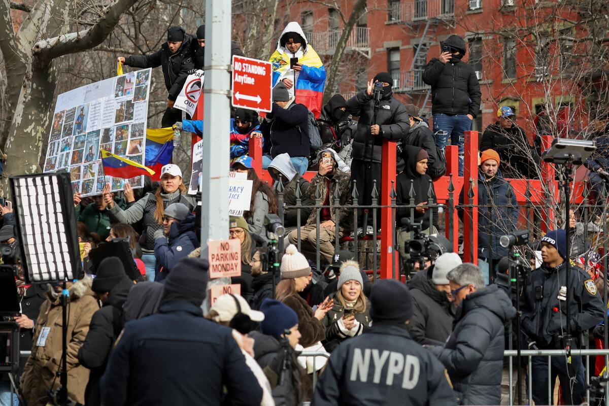 Manifestantes protestan frente al Tribunal Federal de Manhattan
