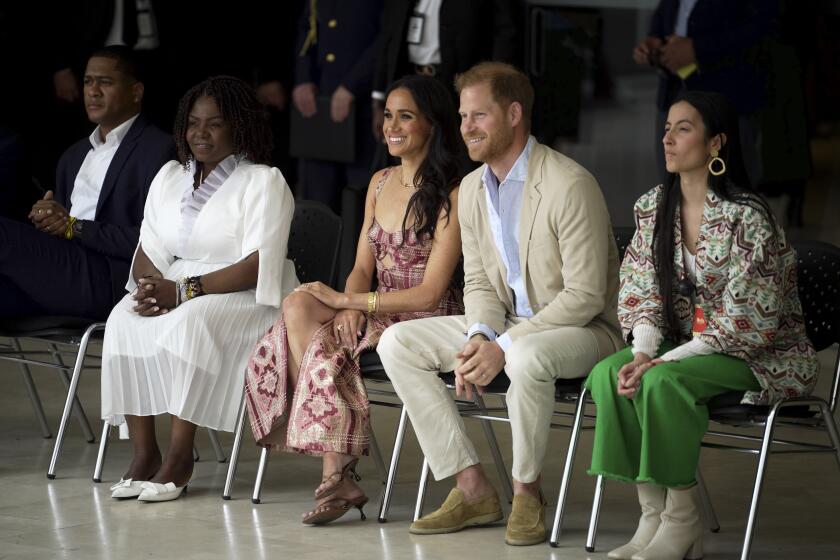 El príncipe Enrique y Meghan asisten a una ceremonia de bienvenida en el Centro Nacional de las Artes Delia Zapata, flanqueados por la vicepresidenta de Colombia, Francia Márquez, a la izquierda, y la directora Xiomara Suescun, en Bogotá, Colombia, el jueves 15 de agosto de 2024.(AP Foto/Iván Valencia)