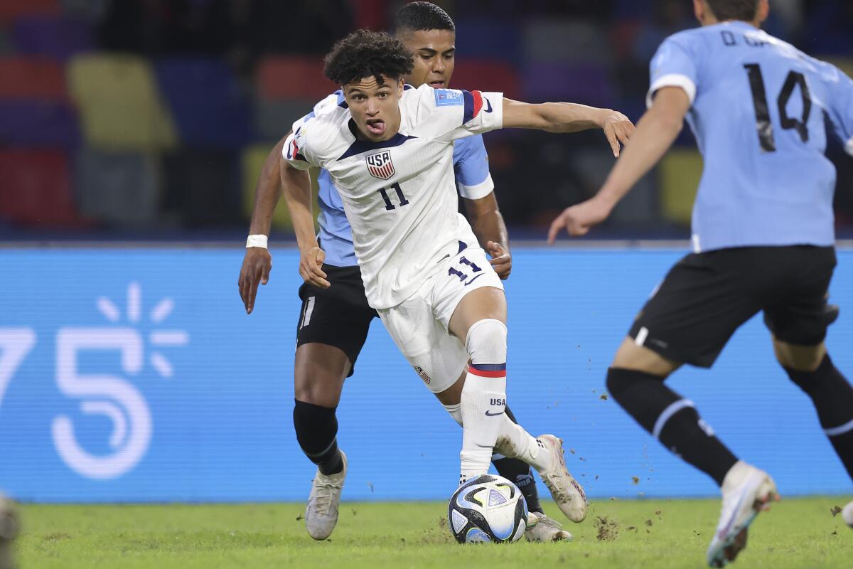 ARCHIVO - El estadounidense Kevin Paredes regatea durante el partido contra Uruguay por los cuartos de final 