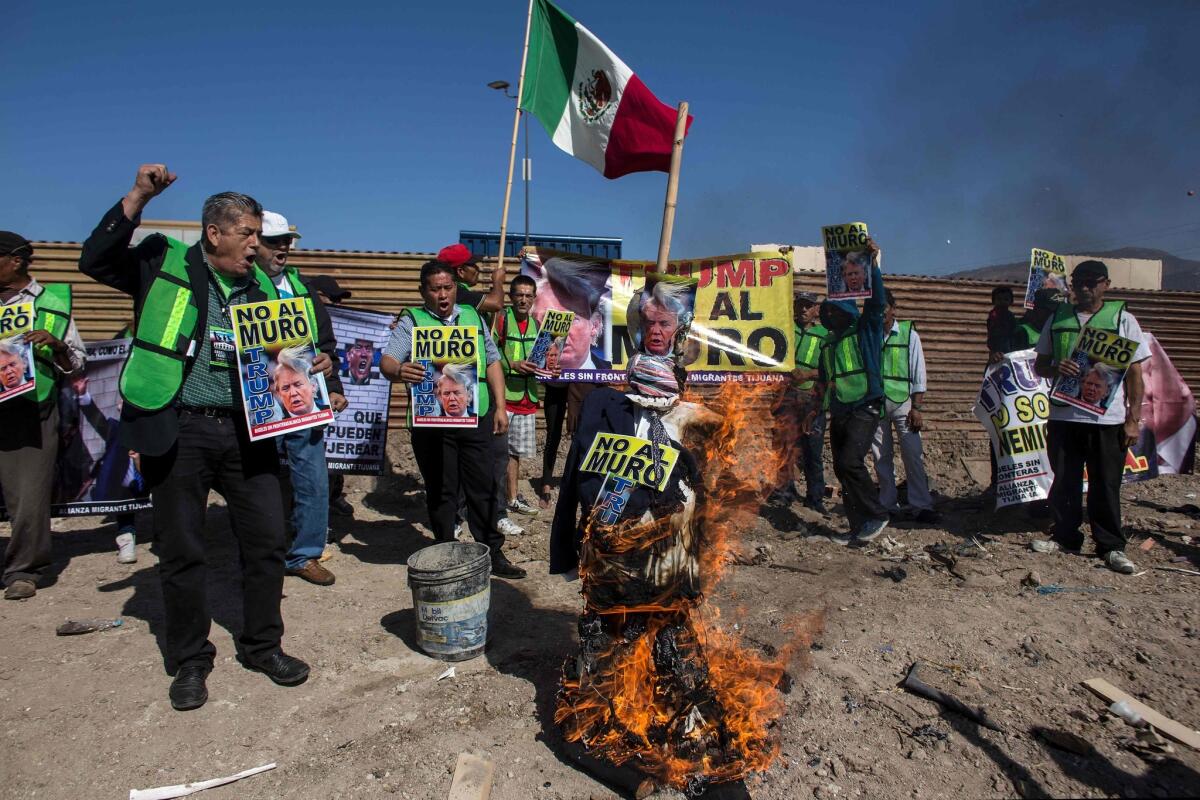 Miembros de Angeles Sin Fronteras y Alianza Migrante NGOs hicieron una demostración el sábado 28 en Tijuana en contra de los prototipos del muro.