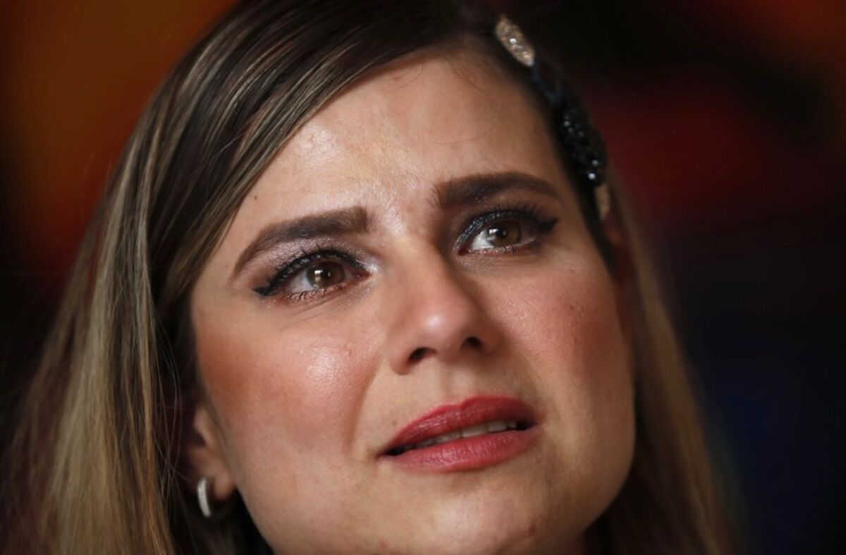 Los ojos de Ana Lucía Salazar se llenan de lágrimas mientras cuenta su pasado de abusos en una entrevista en Ciudad de México. Salazar ha revelado que sufrió abusos de un sacerdote de los Legionarios de Cristo cuando tenía ocho años.