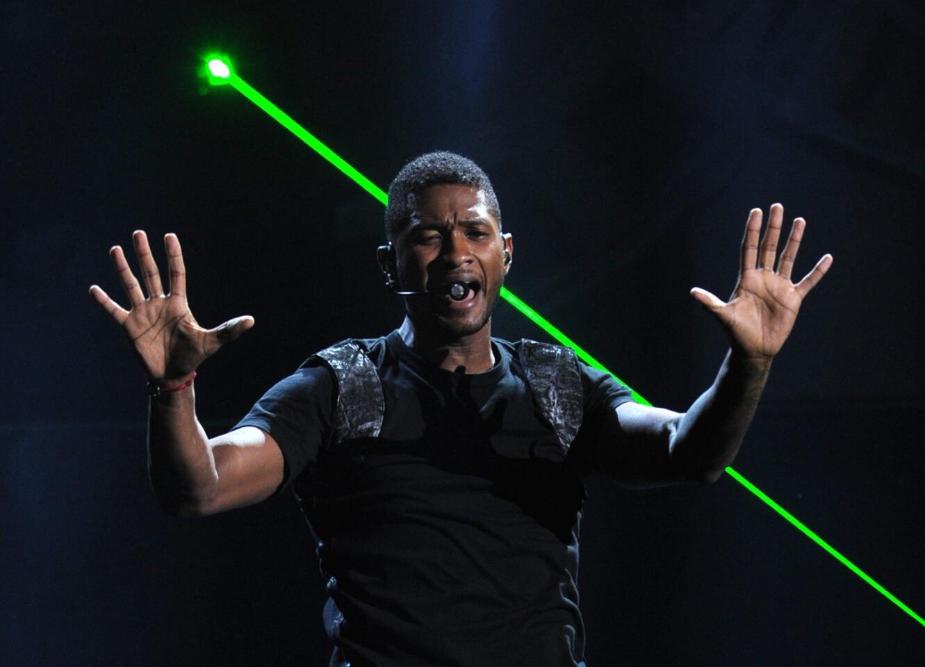 Usher kicked off the 2012 American Music Awards' 40th-anniversary show by performing a medley of his popular songs at the Nokia Theatre in Los Angeles on Sunday, Nov. 18.