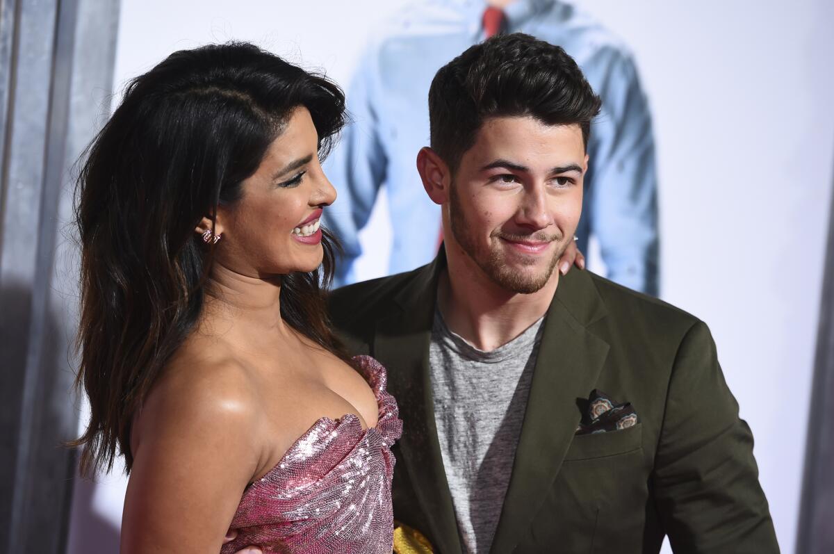 ARCHIVO - La actriz Priyanka Chopra y su esposo, el músico Nick Jonas, llegan al estreno de "Isn't It Romantic"